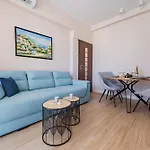 Luxury Seaside Apartment *