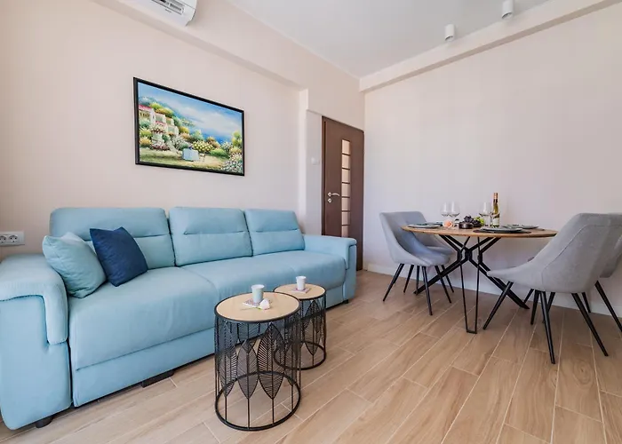 Luxury Seaside Apartment *