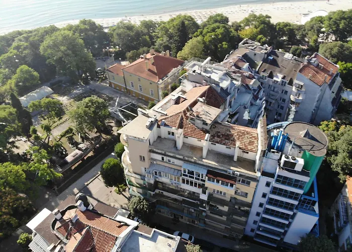 Luxury Seaside Apartment *